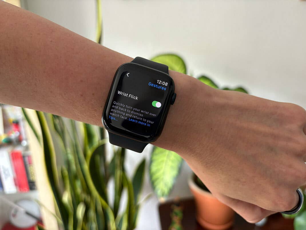 Eine Nahaufnahme einer Apple Watch Series 9, die die Einstellungen 'Wrist Flick' anzeigt.