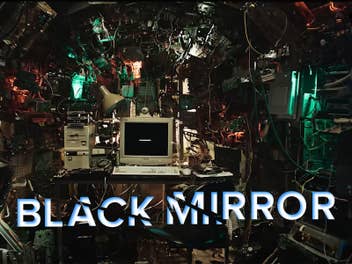 Ein überfüllter Raum mit Kabeln und Monitoren, in der Mitte ein Computer. Text: 'BLACK MIRROR'.