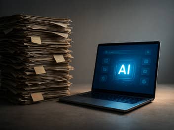 Ein Laptop zeigt KI-Daten neben einem hohen Stapel von Papierunterlagen.