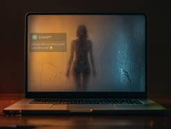 Ein nebliger Laptop-Bildschirm mit der Silhouette einer Person und einer ChatGPT-Nachricht, die fragt: 'Magst du mich? Was möchtest du tun?'