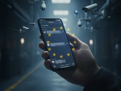 Eine Hand hält ein Smartphone mit Nachrichten, umgeben von Überwachungskameras und EU-Sternen.