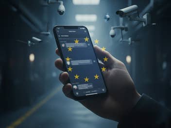 Eine Hand hält ein Smartphone mit Nachrichten, umgeben von Überwachungskameras und EU-Sternen.