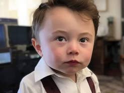 Ein KI-generierter, junger Elon Musk in einem Hemd mit Hosenträgern, der nachdenklich in die Kamera schaut.