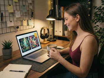 Eine Frau arbeitet am Notebook mit LMArena.