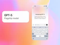 Ein Mobiltelefon zeigt den Einführungstext zu GPT-5 vor einem bunten Hintergrund.