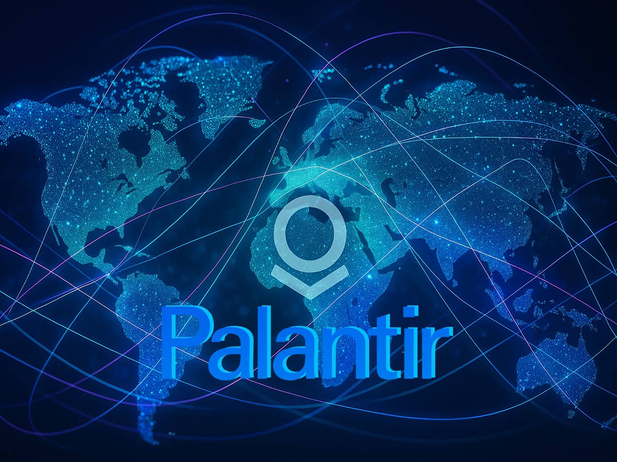 Eine digitale Weltkarte mit blauer Farbe und leuchtenden Punkten, mit dem Palantir-Logo.