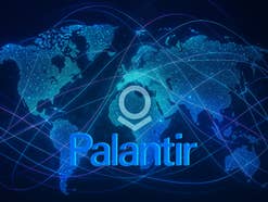 Eine digitale Weltkarte mit blauer Farbe und leuchtenden Punkten, mit dem Palantir-Logo.