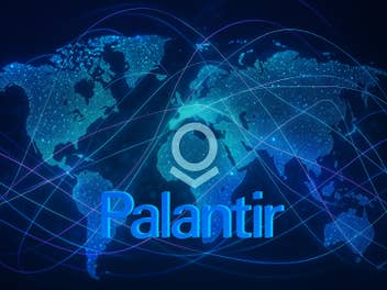 Eine digitale Weltkarte mit blauer Farbe und leuchtenden Punkten, mit dem Palantir-Logo.