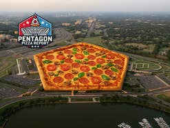 Eine große Pizza mit Peperoni, Pilzen und Basilikum ist über eine Stadtlandschaft und ein Logo des Pentagon Pizza Reports gelegt.