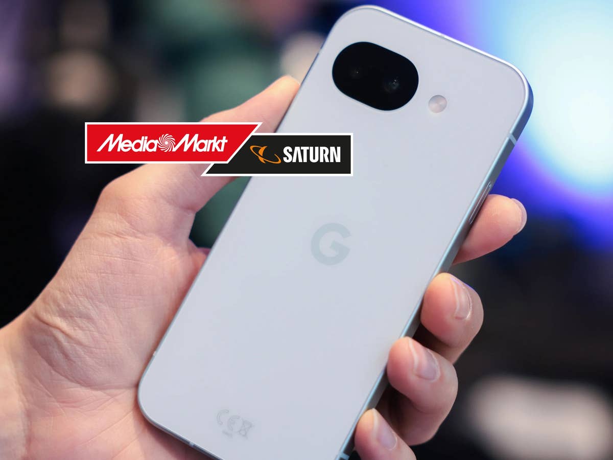 Pixel 10 zum Tiefstpreis inside digital Redakteur hält Pixel 10a in der Hand davor das MediaMarkt-Logo