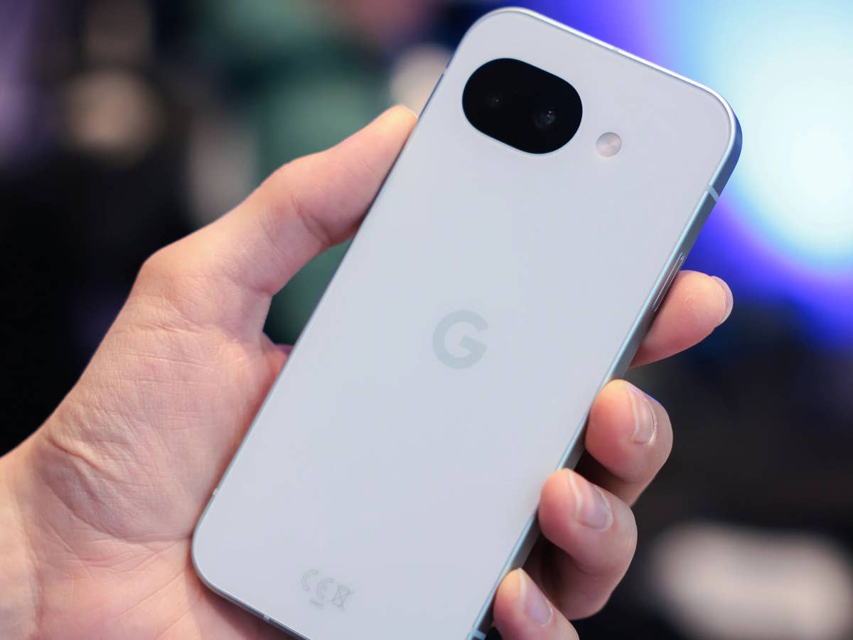 Pixel 10a in der Hand gehalten inside digital Redakteur hält Pixel 10a in der Hand
