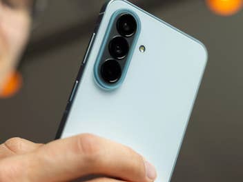 inside digital Redakteur hält Samsung Galaxy A57 in der Hand