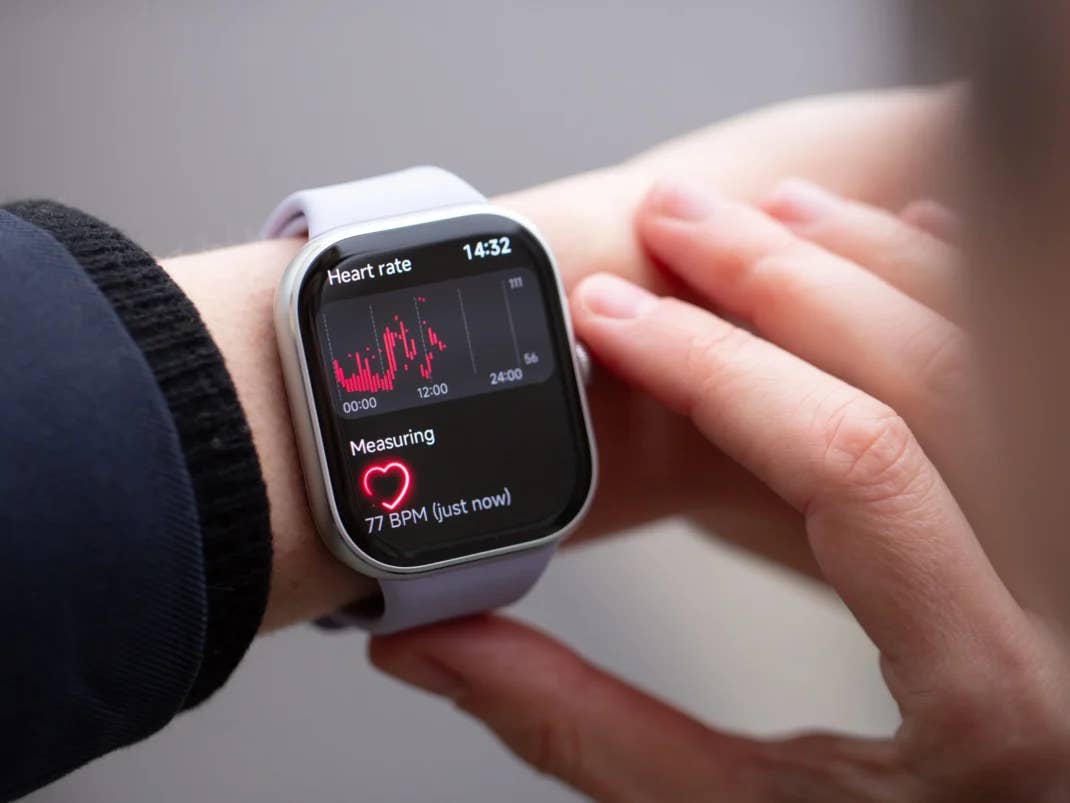 Nahaufnahme eines Handgelenks mit einer Redmi Watch 5, die Herzfrequenz und BPM anzeigt.