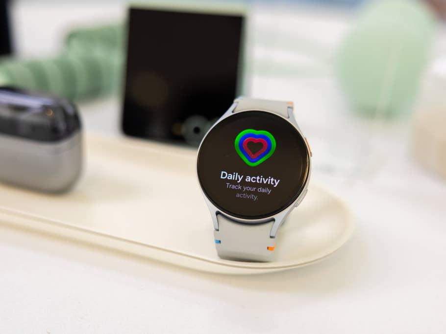 Display der Samsung Watch 7 hervorgehoben