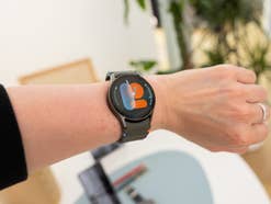Eine Person, die die Galaxy Watch 7 trägt