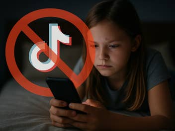 Ein Mädchen verwendet ein Smartphone im Bett mit einem überlagerten 'kein TikTok'-Symbol.