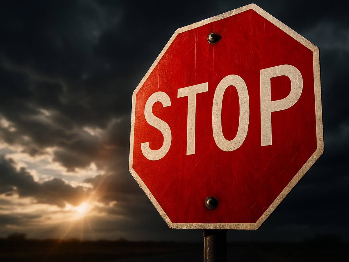 Stop! Rotes achteckiges Stoppschild vor einem dunklen, bewölkten Himmel.