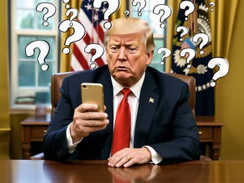 Donald Trump sitzt an seinem Schreibtisch und schaut verwirrt auf sein Handy, im Hintergrund Fahnen.