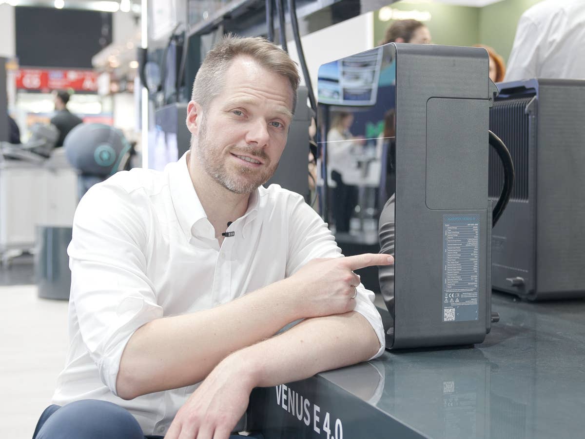 Die meisten Speicher auf der Intersolar, auch dieses Modell bei Marstek, setzen noch auf Lithium. Redakteur zeigt auf Stromspeicher mit Lithium-Technologie