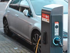 Akkuexperte: „Es wird noch lange Zeit einen Verbrennungsmotor geben“