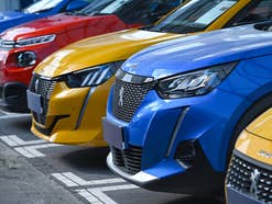 Autos von Stellantis auf einem Parkplatz.