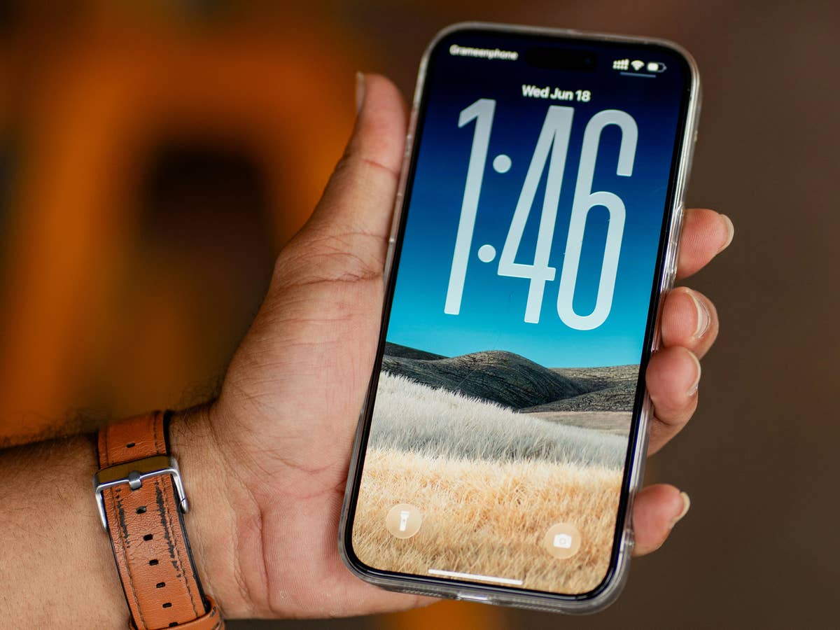Ein Apple iPhone mit iOS 26 in einer Hand