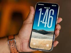 Ein Apple iPhone mit iOS 26 in einer Hand