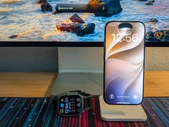 iPhone 17 Pro und Apple Watch Ultra 3 vor einem Studio Display mit geöffneter Siri-Oberfläche