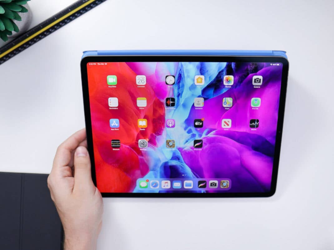 Ein Apple iPad auf einem weißen Tisch