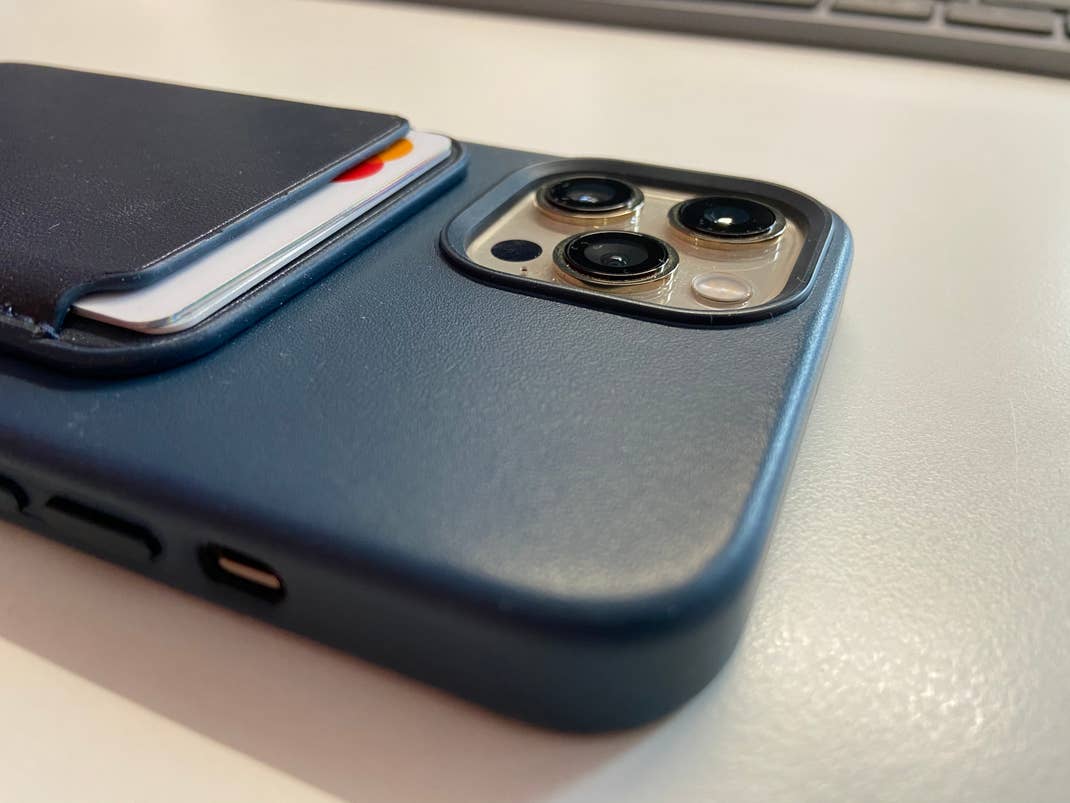 Das Apple MagSafe-Case mit einem magnetischen Kartenhalter