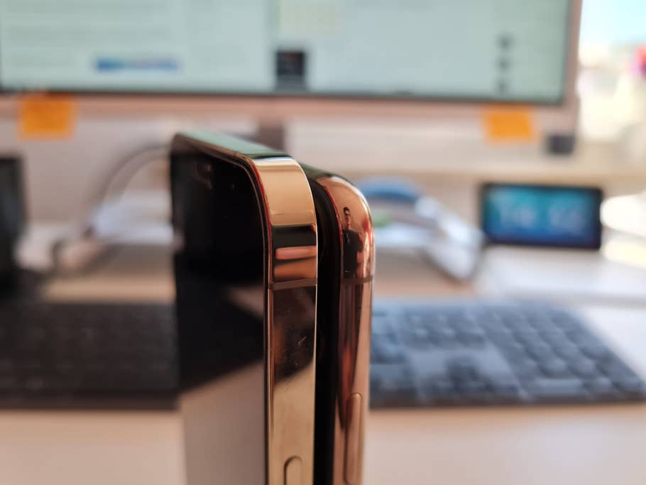Auf den ersten Blick wirkt das iPhone 12 Pro Max dicker als sein Vorgänger.. iPhone 12 Pro Max vs iPhone 11 Pro Max Dicke