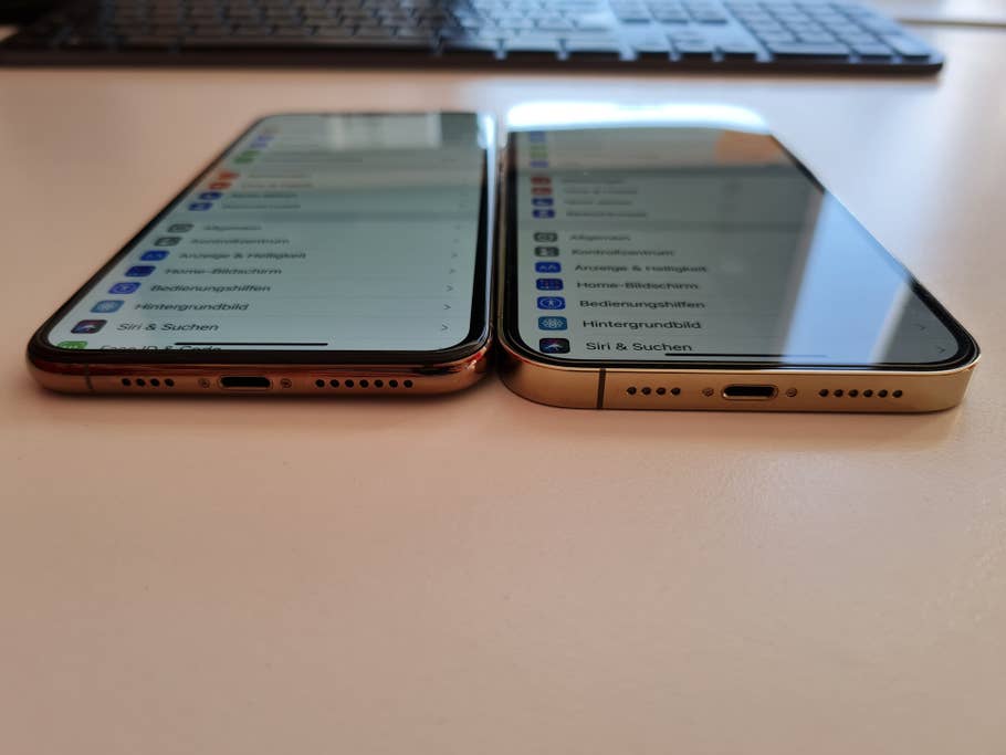 .. dieser Eindruck täuscht jedoch. Eigentlich sind die beiden Smartphones beinahe gleich dick. .. dieser Eindruck täuscht jedoch. Eigentlich sind die beiden Smartphones beinahe gleich dick.