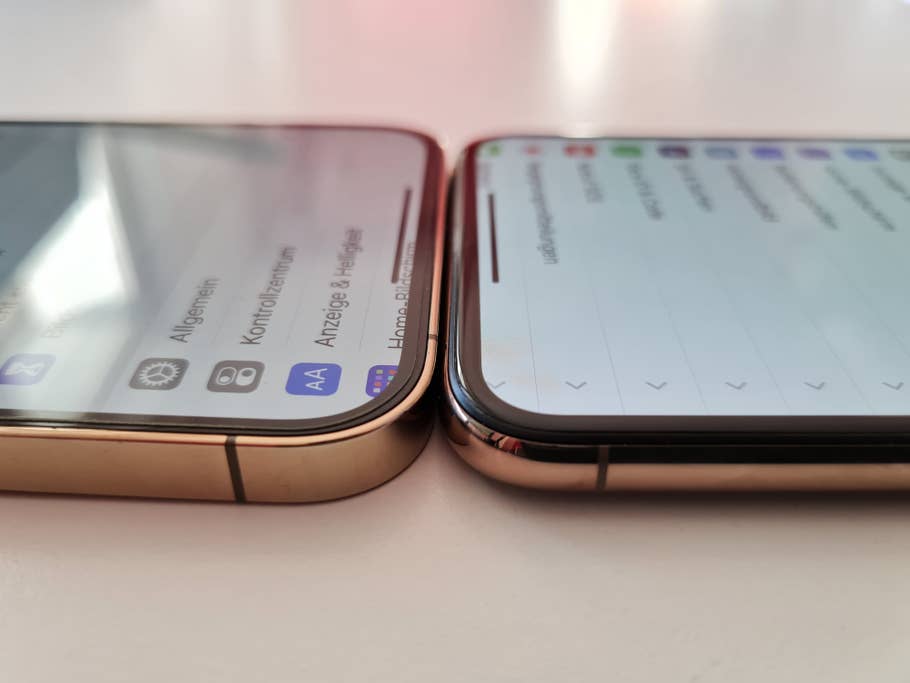 Durch das kantige Design ist der Rahmen um das Display herum deutlich schmaler Durch das kantige Design ist der Rahmen um das Display herum deutlich schmaler