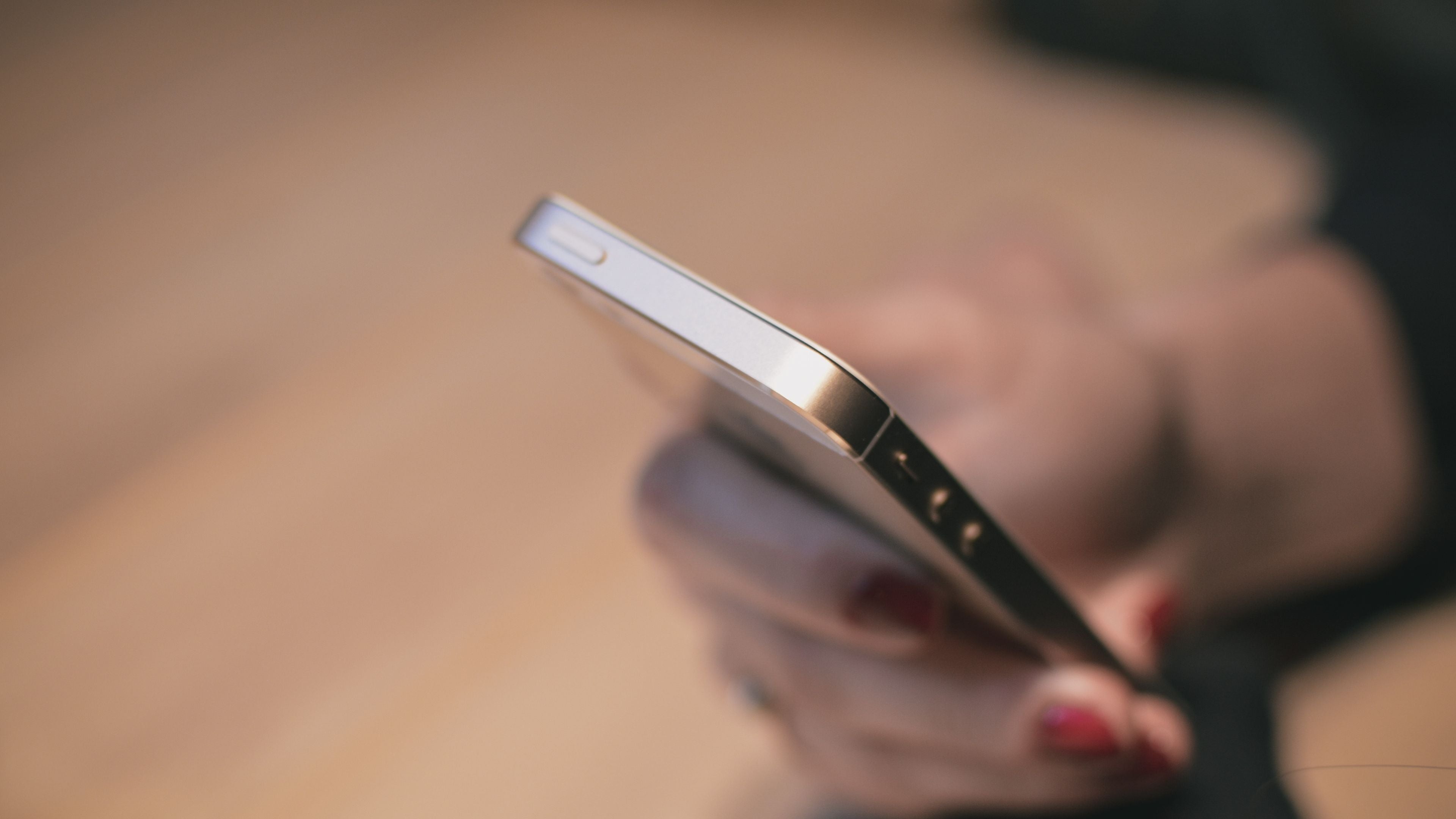 dieser-handy-fehler-kostet-dich-hunderte-euro-und-fast-alle-machen-ihn