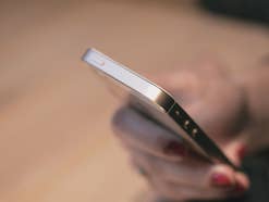 Ein iPhone in der Hand einer Frau