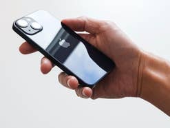 iPhone 13 mini in einer Hand