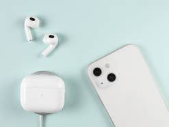 Apple iPhone 13 mit AirPods