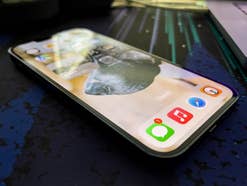 Ein iPhone 13 Pro Max mit einer ungelesenen iMessage in Apples Nachrichten-App