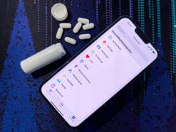 Eine Reihe von Tabletten neben einem iPhone 13 Pro Max
