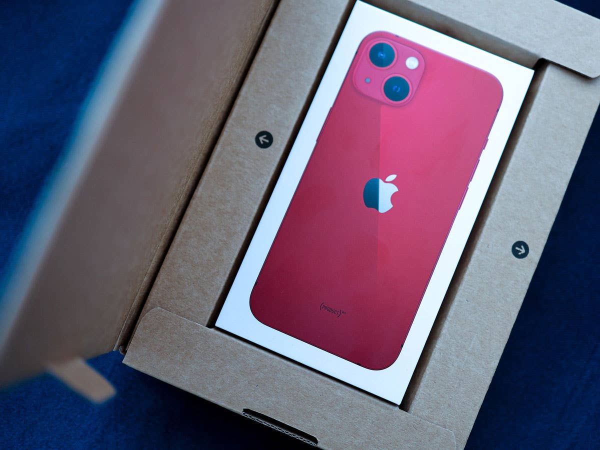 Rotes iPhone 13 im Karton