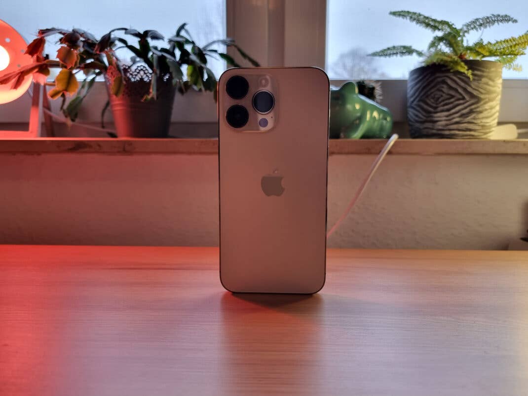 Die Rückseite des iPhone 14 Pro Max in Gold