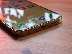 Der Lightning-Port des iPhone 14 Pro Max im Fokus