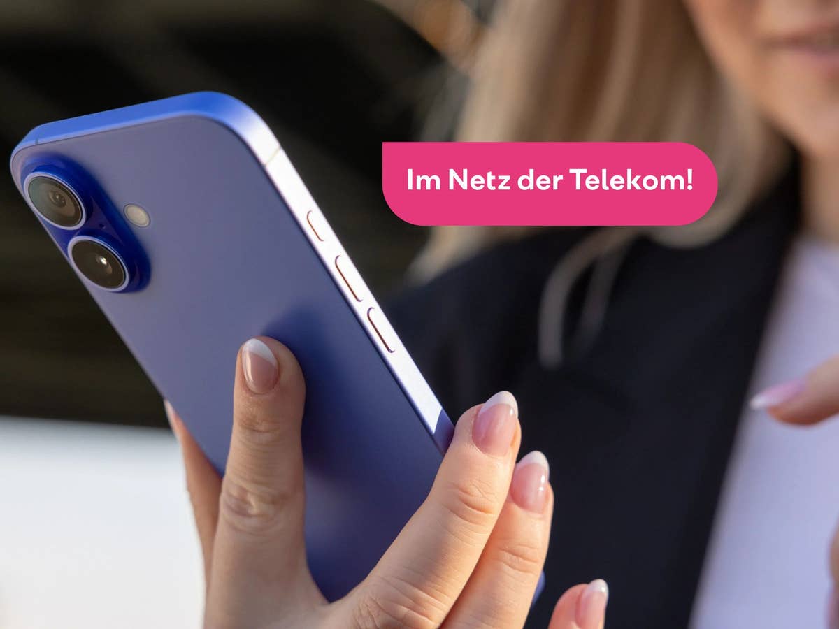 Frau hält das iPhone 16 in der Hand