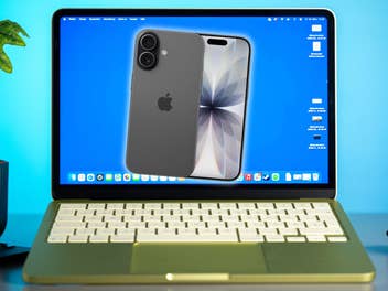 iPhone 17 im Vordergrund, dahinter das MacBook Neo auf einem Schreibtisch