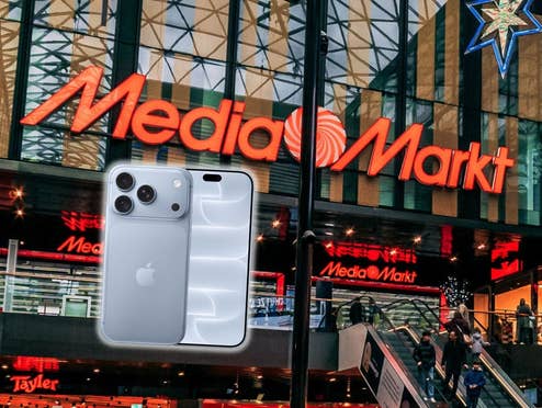 iPhone 18 Pro freigestellt vor einem MediaMarkt-Geschäft mit Fokus auf das Logo