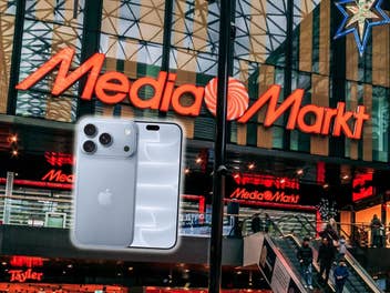 iPhone 18 Pro freigestellt vor einem MediaMarkt-Geschäft mit Fokus auf das Logo
