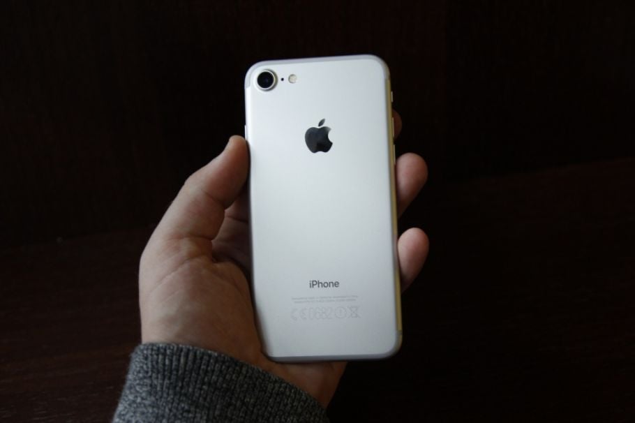 iPhone 7 in einer Hand