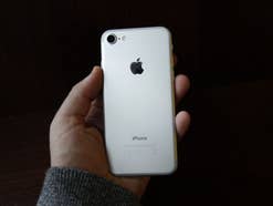 iPhone 7 in einer Hand