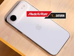 iPhone Air liegt auf einem Tisch, davor das Logo von MediaMarkt