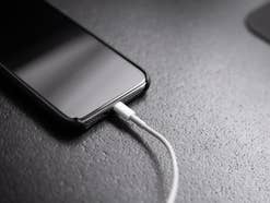 iPhone mit Lightning-Kabel